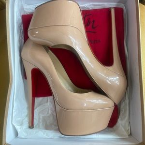 slightly used victoria 160 patent in nude color